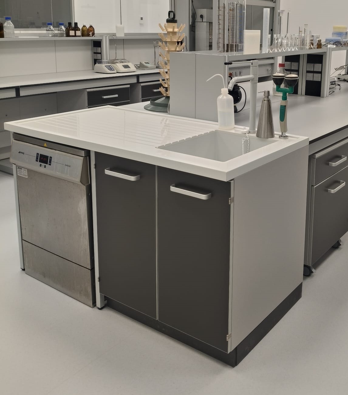 Mueble de lavado para laboratorio